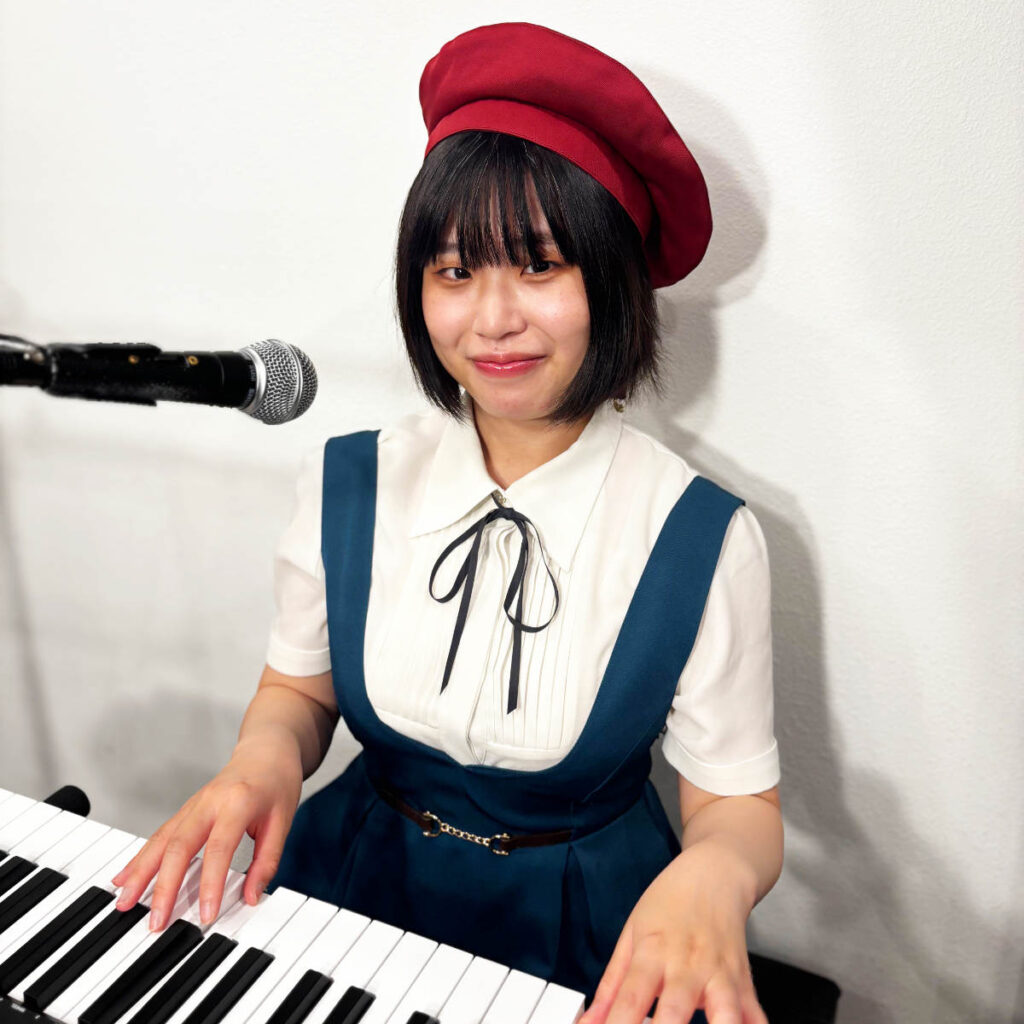 キーボードを弾くmukona認定講師の杏佳先生